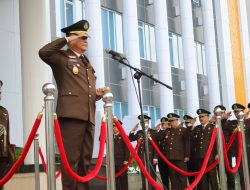Tegak di Bawah Hujan, Kejaksaan Tunjukkan Semangat Kemerdekaan