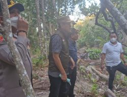 Pemadaman Karhulta di Desa Avolua Masih Manual, Bupati Parimo Turun Langsung Meninjau