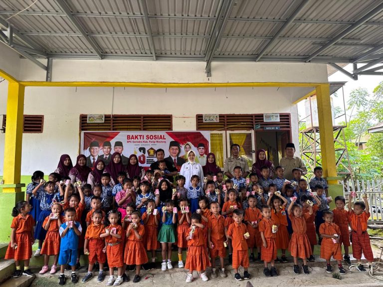 HUT Gerindra, Zalzulmida Bagikan Susu Untuk Anak TK dan PAUD