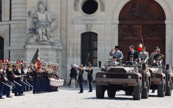 Presiden RI Disambut Upacara Kenegaraan Megah di Jantung Kota Paris