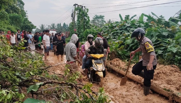 Banjir Terjang Kasimbar, Jalur Trans Sulawesi Tertutup Longsoran