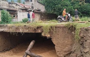 Arus Banjir Rusak Jembatan Trans Sulawesi Kasimbar
