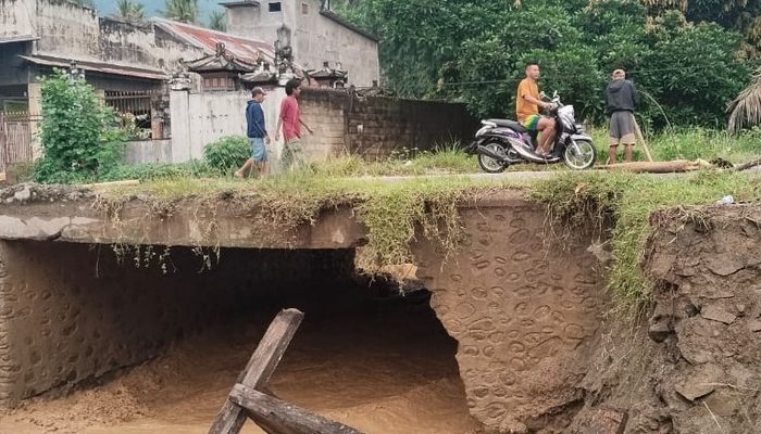 Arus Banjir Rusak Jembatan Trans Sulawesi Kasimbar