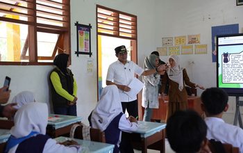 Bupati Erwin Evaluasi Papan Digital, 740 Sekolah Parimo Tersentuh