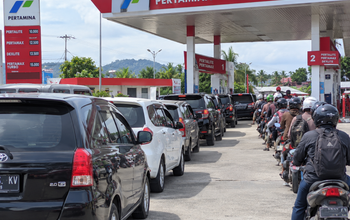 Antrean Panjang Pada SPBU Kampal Buat Kepanikan Warga